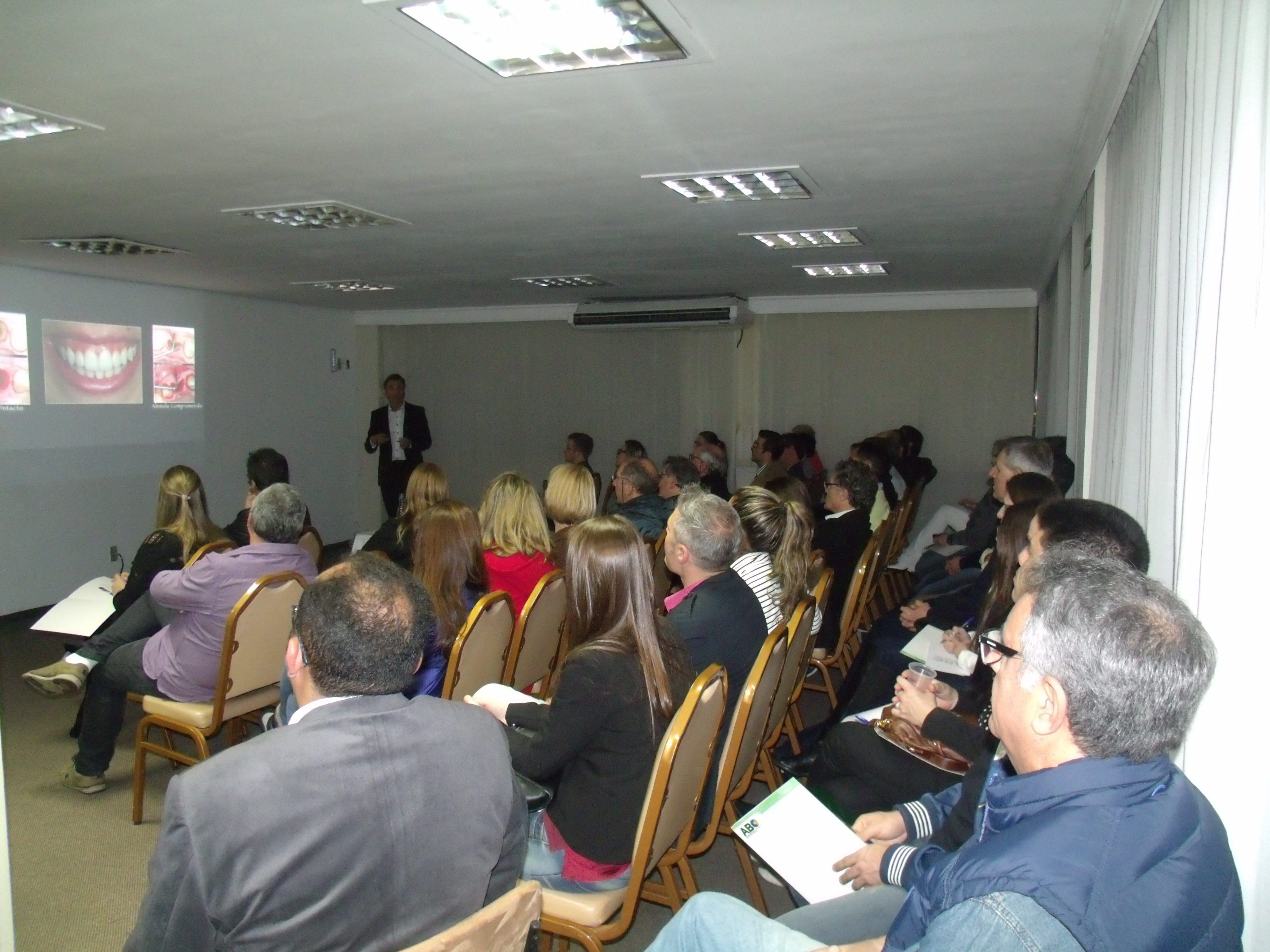 Ocorreu no último dia 14 de setembro a Palestra sobre Restauração Dentoalveolar Imediata (RDI) – Carga Imediata Pós-Exodontia em Alvéolos Comprometidos